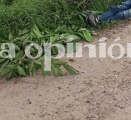 El cadáver quedó tendido en una vía polvorienta. Cortesía