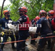 Momento en que las autoridades sacan el cuerpo del agua. Andrés González