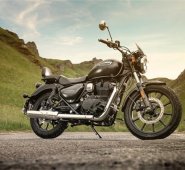 La estructura de doble tubo de acero inoxidable de la Meteor 350 ha sido diseñada para inspirar confianza en cualquier condición de conducción. Cortesía