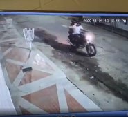Momento en el que una pareja que se movilizaba en una motocicleta disparó en al menos dos oportunidades contra la vivienda de Juan Bocanegra. Cortesía