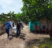 Miembros de la Brinho levantaron al campesino que fue asesinado a las 11:30 de la noche del sábado.  Cristian Herrera / La Opinión