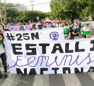 Decenas de mujeres se dieron cita sobre las 2:00 de la tarde en la Fuente Luminosa, lugar donde iniciaron la marcha que tuvo como punto de llegada el parque de Telecom.  Alfredo Estévez.