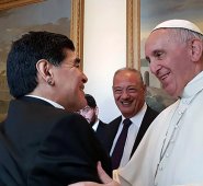 En el 2015, Diego Maradona visitó el Vaticano para reunirse con Francisco.  AFP