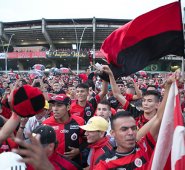 Expectantes y con incertidumbre se encuentran los hinchas rojinegros a la espera de que va a pasar con el equipo de sus amores. Archivo/La Opinión