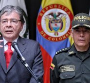 Ministro de Defensa, Carlos Holmes Trujillo y el General Óscar Atehortúa, Director de la Policía Nacional. Archivo / La Opinión