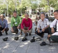 (De izquierda a derecha): Óscar Rangel, David Díaz, Álvaro Rincón, Seudiel Ramírez, Jorge Vega, son cinco de los seis fotógrafos que aún quedan en el Parque Santander. Luis Alfredo Estévez/ La Opinión