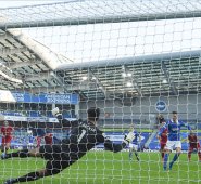 El mediocampista alemán de Brighton, Pascal Gross, anota un penalti en el tiempo adicional.  AFP