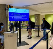 Turistas hacen cola en el control sanitario de coronavirus en el aeropuerto internacional de Punta Cana (PUJ), en República Dominicana, en medio de la pandemia de coronavirus.
AFP