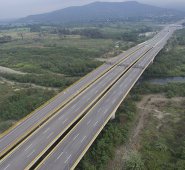 Las empresas del sector logístico son las más afectadas por el cierre de frontera, y lideran la planeación de pilotos para el transporte de carga. Archivo La Opinión