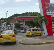 Ayer, muchos choferes madrugaron a tanquear con precio de frontera. Luis Alfredo Estévez/ La Opinión