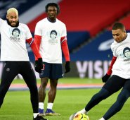 El delantero brasileño del Paris Saint-Germain Neymar (izquierda) bromea junto al delantero francés Kylian Mbappé en un entrenamiento el fin de semana. AFP