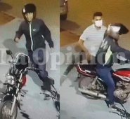 Los atracadores quedaron grabados mientras cometían el hurto. Cortesía para La Opinión