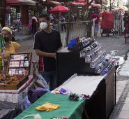 Los vendedores amenazan con irse a una huelga de hambre si no hay solución por parte de la administración municipal. Archivo / La Opinión