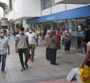 La primera recomendación que hacen las autoridades, es que mientras se esté en lugares públicos no se deben perder de vista los objetos personales. Alfredo Estevez/ La Opinión