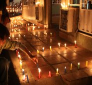 Se recomienda evitar el uso de alcohol y gel antibacterial a la hora de entrar en contacto con las velas, ya que se podría provocar un accidente. Archivo