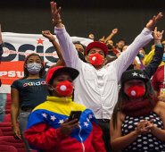 Simpatizantes del Partido Socialista Unido de Venezuela (PSUV) reaccionan a los resultados de las elecciones legislativas en Caracas. AFP