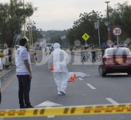 Expertos forenses acudieron al sitio para practicar el levantamiento del cadáver. Alfredo Estévez