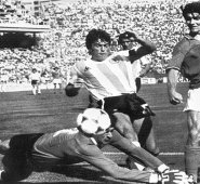 El portero argentino Ubaldo Fillol (abajo) y el capitán Daniel Passarella (izq.) Impiden que el delantero italiano Paolo Rossi anote, durante el partido de fútbol de la segunda ronda del Mundial entre Italia y Argentina en Barcelona. AFP