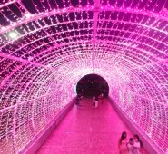 En El Malecón se ha instalado un gran túnel luminoso que cambia sus tonos de color y canciones a ritmos propios del espíritu navideño. Cortesía
