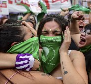Los manifestantes celebran con pañuelos verdes, el símbolo de los activistas pro-aborto, frente al Congreso argentino en Buenos Aires. AFP