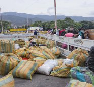 La pandemia ha llevado a algunos venezolanos a considerar regresarse a su país, a pesar de las condiciones inseguras, lo que genera riesgos adicionales de protección y salud. Archivo / La Opinión