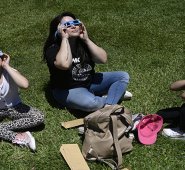 Poco después del mediodía, cayó la noche durante dos minutos en los países del sur.  AFP