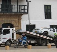 Los vehículos estacionados en sitios prohibidos son inmovilizados. Cortesía.
