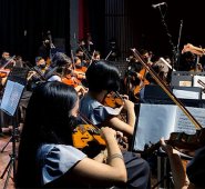 Silvana Pineda Afanador, directora de la Orquesta Sinfónica de Cúcuta y también violinista, heredó el legado de su abuelo Rafael Pineda desde 2016. Cortesía