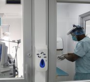 El gremio médico solicitó ayer garantías a las autoridades para que se detenga el desbordado contagio de COVID-19, dado que ello atenta contra quienes están al frente de la atención en clínicas y hospitales. Cortesía