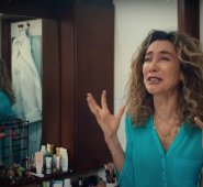 La comedia cuenta las vivencias paralelas que viven varios amigos durante la cuarentena por la COVID-19.  Cortesía