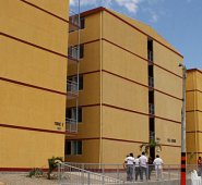 La decisión se toma por dos casos de Covid en los funcionarios. Archivo La Opinión