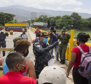La vacuna se aplicará teniendo en cuenta los estudios de la población que ha venido desarrollando el comité que se designó para este fin. Archivo / La Opinión