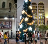 Los devotos católicos asisten a una misa de Nochebuena y mantienen el distanciamiento social para evitar la propagación del coronavirus, afuera de la iglesia de Quiapo en Manila. AFP