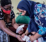 Sudáfrica, país más afectado del continente con 26.000 muertos, documentó más de 14.000 casos en los dos últimos días. AFP