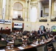 El Ministerio de Hacienda recordó que normalmente el aumento de los salarios de congresistas y empleados del Congreso se hace en el último trimestre del año y no al principio como a los funcionarios públicos.  Colprensa
