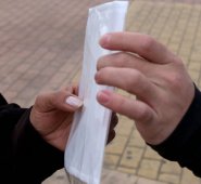 Quienes usen tapabocas quirúrgicos, que no son reutilizables, deben seguir las recomendaciones de higiene y desechar los tapabocas de forma responsable. Colprensa