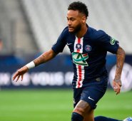 Nueve títulos suma el jugador brasileño desde que llegó a Francia a jugar con el PSG. Archivo La Opinión