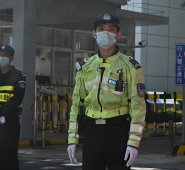 El atacante fue detenido por policías. AFP