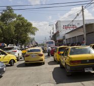 En el cruce de la avenida 8 con calle segunda, en inmediaciones de la Terminal, se forma a diario embotellamiento por el alto flujo vehicular. Alfredo Estévez / La Opinión