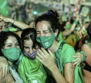 Activistas pro-aborto celebran después de que el Senado aprobó un proyecto de ley para legalizar el aborto fuera del Congreso en Buenos Aires. AFP