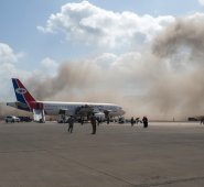 Hubo dos explosiones cuando el avión aterrizó. AFP