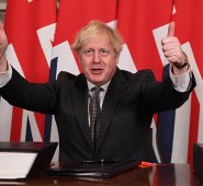 El primer ministro británico, Boris Johnson, da un doble pulgar hacia arriba después de firmar el Acuerdo de Comercio y Cooperación entre el Reino Unido y la UE, el acuerdo comercial Brexit. AFP