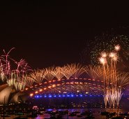 Los fuegos artificiales de Nochevieja estallan sobre el icónico Harbour Bridge y la Ópera (L) de Sydney durante el espectáculo de fin de año. AFP