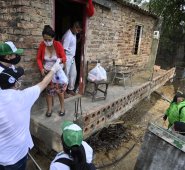 Durante los meses de confinamiento obligatorio, en barrios periféricos de la ciudad la alcaldía, la gobernación y comunidades religiosas llegaron con mercados para las familias más necesitadas. Cortesía / La Opinión