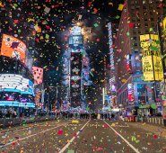 La bola cae para sonar el año nuevo en un Times Square casi vacío en la ciudad de Nueva York. AFP
