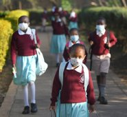 En Kenia, los escolares volvieron a las aulas este lunes por primera vez desde marzo de 2020, cuando se decretó el cierre de las escuelas para luchar contra la COVID-19.  En otros países del mundo, por el contrario, se volverán a cerrar. AFP
