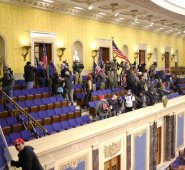 Disparos, ventanas rotas: la multitud de Trump convierte al Congreso en un campo de batalla. AFP
