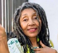 Interpreto canciones cuya música y letra son de mi autoría en un número aproximado de 200:Zully Murillo. Cortesía