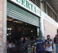 En Cenabastos, se evidenció que tanto clientes como comerciantes y ayudantes , incumplen con los protocolos de bioseguridad. Luis Alfredo Estévez/ La Opinión