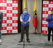 La alcaldesa, Claudia López (der), suspendió sus vacaciones. Colprensa